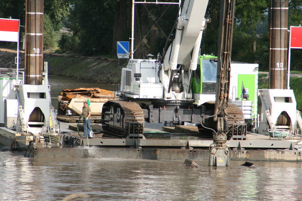 Vlot? Ponton? Werkeiland? In ieder geval staat er een grijper op van Martens & Van Oord die wordt gebruikt bij het uitdiepen van het kanaal niet ver van de brug. Soms even niet, zoals hier. Is er tijd voor de schoonmaak....