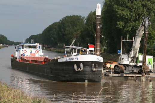 Er blijft ruimte voor de scheepvaart, ook voor de 'Zagri 15'. Hier is het wel: Eén voor één.....