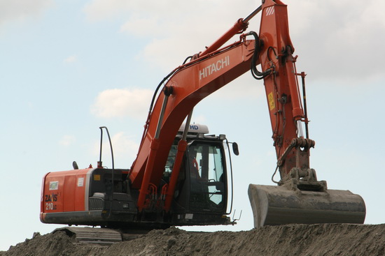 De aanleg van een nieuwe (tijdelijke?) weg nabij het noordelijke talud voor de hoge brug in de verlegde N355... De Mechielsen-kraanmachinist strijkt glad....