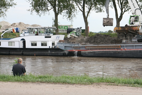 Blijkbaar ben ik toch niet de enige aandachtige toeschouwer bij het lossen van de "Orion"... Een ontspannen bermtoerist...