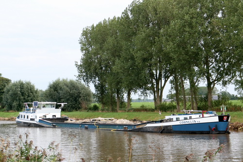 De volgende diepgeladen modderschuit ligt al weer te wachten! Hé, de "Cornelis sr", die kwamen we ook al eens tegen! Iets te vol???!