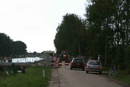 Tja, ook al is de kanaalweg al weken voor motorrijtuigen afgesloten, er zijn altijd "probeerders"... En dan zit het wel eens tegen!