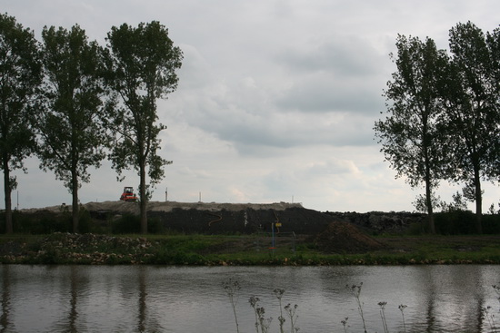Ja, dit is aan de zuidkant de plek waar de nieuwe hoge brug wordt gebouwd met de aansluiting op het nieuwe wegdeel naar het bestaande, richting Aduard en Stad.