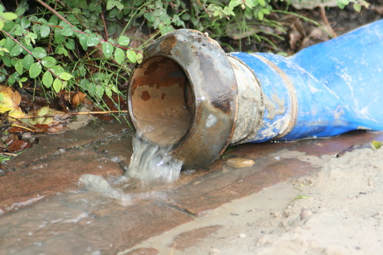 Heeft dit met de beschadigde waterleiding te maken? Het lijkt waarachtig net of het heeft gevroren....