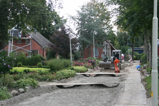 Aan de oostkant van de Norritsstraat wordt verder gewerkt aan de nieuwe riolering. Niet iedereen heeft een vrije zaterdag....