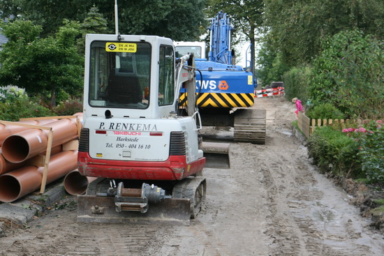 De machinerieën aan de westkant van de Norritsstraat wachten op een herstart, komende maandag. De buizen liggen klaar...