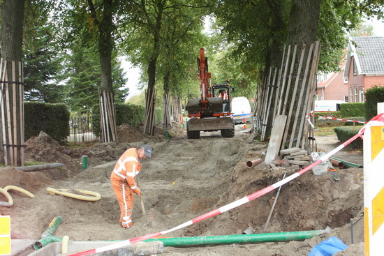 Ook aan de Noorderweg zijn er nog rioleringsactiviteiten, op zaterdag. Dringt de tijd? "Dat wordt n kört weekend..." zeg ik tegen de werker op de voorgrond. "Wat weekend??" is zijn reactie.....