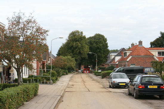 Het zuidelijke deel van de Noorderweg met de Buurtsuper. "Groenteboer bereikbaar".... Gelukkig voor de klanten én de groenteboer....