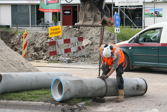 Kijk, dat zijn geen buizen die je even met je blote handen op hun plaats legt....