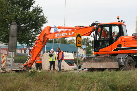 Geelgroen hesje, oranje hesje.... Wat betekent dat kleurverschil? Verschil in rang? Het valt wel op dat er bij al deze klussen veel te praten valt....