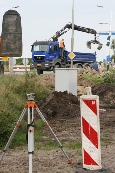 Vanaf de parallelweg de situatie bekeken. De vrachtwagen haalt een nieuwe portie plaveiselbrokken.