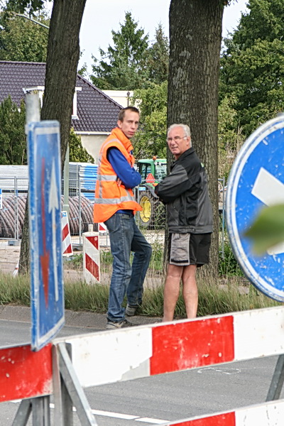 Aanwonende Willem W. weet de wegverlegger gerust te stellen. "Die ene, dat is een dorpskieker, volstrekt ongevaarlijk. Die andere schat ik ook in als non-risico. Nee, geen NSA..."