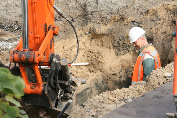 Zo'n "klauw" van de grijper is natuurlijk niet direct een precisie-instrument, maar de kraanmachinist is wel een echte specialist! Fascinerend om naar te kijken!