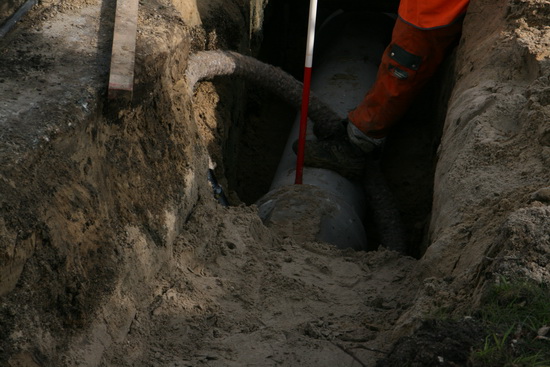 Zo ziet het er in de sleuf uit... Kiek gemaakt op goed geluk, van boven het hekwerk.....