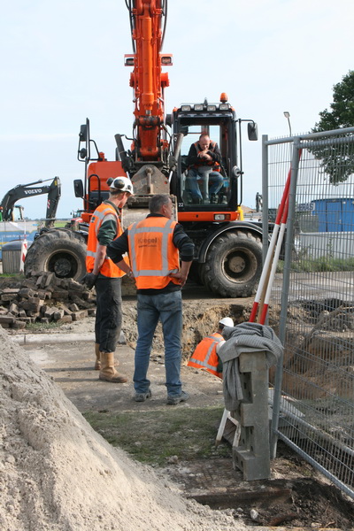 Er is heel wat werkvolk op de been, al lijkt het hier alsof de meesten doorbrengen in "de wachtstand".... Kraanmachinist, toezichthouder, vrachtautochauffeur....