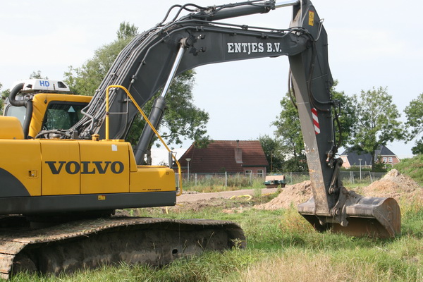 Deze Volvo staat in ruststand, geniet wel van het weekeinde. Op de achtergrond huize Hekkema, aan de Mokkenburgweg.