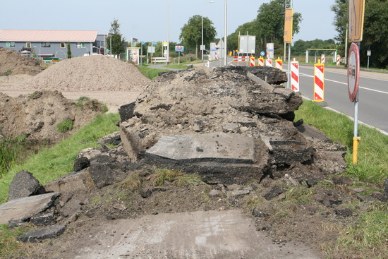 Het wegdekpuin op de voorgrond, achteraan de plek waar de omleidingsweg een aansluiting op de N355 krijgt.