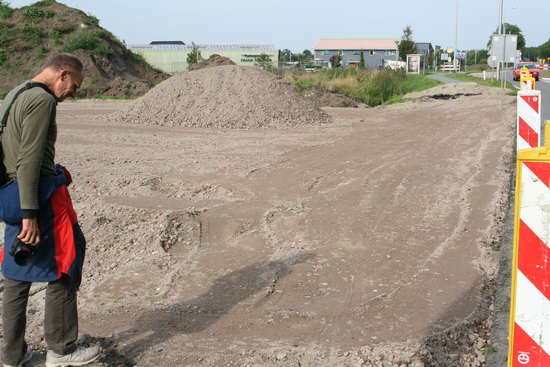 Hier is die aansluitingsplek van de omleidingsweg op de N355. De foto is van 21 september. Nu, 24 september, werden de grote bulten grond afgegraven en afgevoerd.