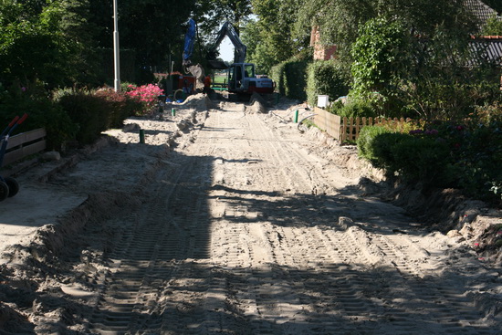 De westelijke helft van de Norritsstraat, ook een langgerekte zandbak.... Op de hoek bij de Noorderweg wordt intensief gewerkt aan diverse buisverbindingen.