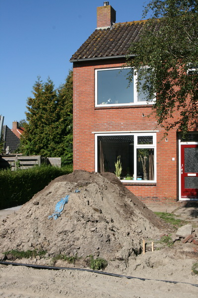 Alternatieve voortuin met bult grond.... Nee, dit is geen kunstproject!