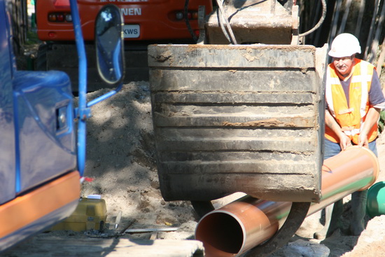 Een buis wordt met behulp van de grijper op zijn plaats gelegd. Precisiewerk. Ik hoop dat alles volgens plan verloopt!