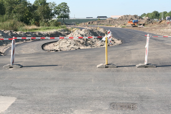 Dit is de nieuwe omleidingsweg, bekeken vanaf de Industrieweg. De belijning ontbreekt nog, later komt er nog een deklaag van ongeveer 4 cm op. 