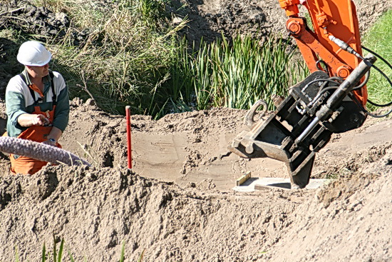 Het is en het blijft precisiewerk, ook met zo'n grote grijperschep: "Ietsje naar rechts....!"
