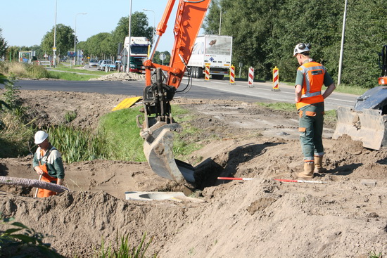 Al die betonnen delen zijn loodzwaar, goed dat er zo'n machine is...