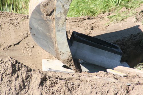 Heel voorzichtig wordt het bovendeel neergelegd.....