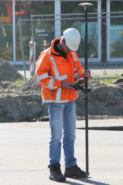 Kijk, hier kun je de "magicstick" van de wegenbouwers goed gebruiken. Even peilen, precies afbakenen... En dan stippen op het asfalt, voor een te schilderen drempel.
