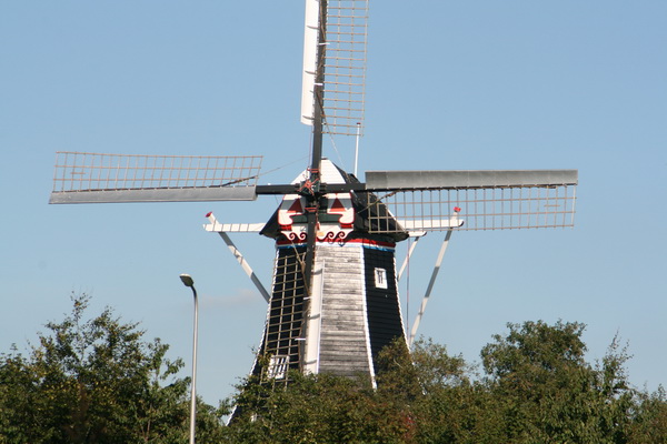 De trots van Noordhorn, koren- en pelmolen "Fortuna", bekijkt "al het gedoe" aandachtig, maar wordt er niet anders van....