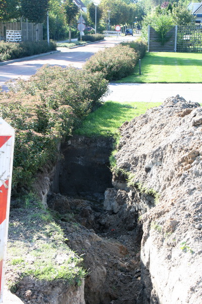 Ook op de andere hoek van de Meidoornstraat/Kastanjestraat lag de boel open, bij huize Henk Bakker, hier met zicht op de Kastanjestraat.