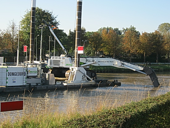Omgeleid via de Mokkenburgweg beland ik op mijn boodschappenBatavus bij het kanaal. Martens en Van Oord zijn aan het baggeren, heel diep baggeren....