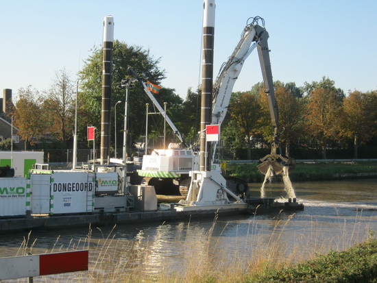 De sleuf voor de te verzinken gasbuis wordt uitgebaggerd. Volgens insider Ep Homan gaat die gasbuis zaterdagavond zijn lage positie tegemoet!
