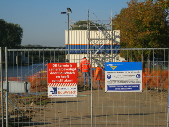 Zo halverwege de morgen zijn de hekken aan de noordkant van de verzinkplaats nog gesloten. Camerabewaking!
