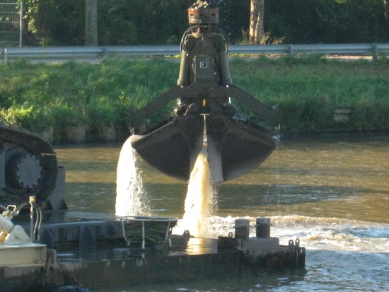 Kijk maar! Water + water, wat er overblijft, gaat de boot in....