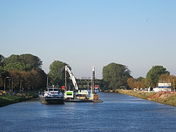 Op weg naar de bakker maak ik vanaf de brug een laatste kiek! Het is een stralend begin van oktober! (Maar wel koud....)
