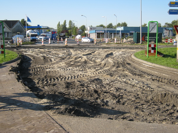 De zandwoestijn, ontstaan na het verwijderen van het wegdek van het laatste deel van de Langestraat Zuid.