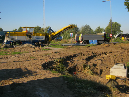 Het in onbruik geraakte laatste stuk fietspad met rechts een eenzaam Kijlstra-betonblok. Onduidelijk graafwerk voor leken...