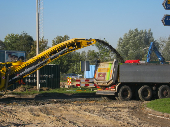 Nog een keer de wegdekfreesmachine, spuwend. Omdat het zo'n mooi plaatje is...