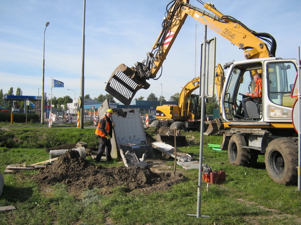 Eigenlijk wilde ik donderdag 3 oktober geen foto's maken, ik had immers de rijke oogst van de dag ervoor nog niet eens verwerkt.... Maar toen zag ik plotsklaps dat het aloude 'stroomhokje' werd gesloopt. Dat werd me te gortig! Kom op, lutje Canon, doe je best!
