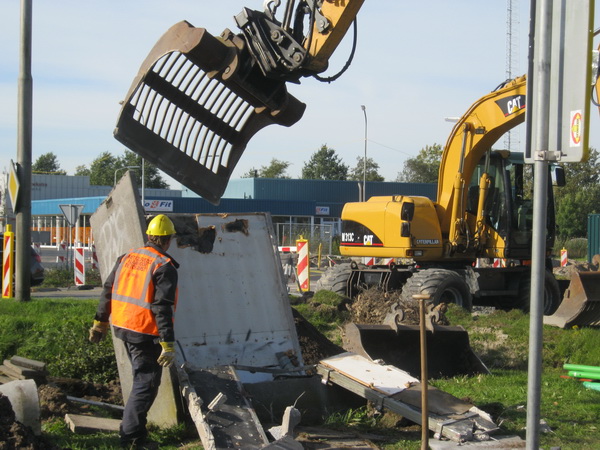 Jammer van zo'n klassiek markeringspunt met zijn wisselende reclame. Ik had al wel gemerkt dat er verder zuidwaarts een nieuwe schakelkast was geplaatst, een kleinere. Dat de oude zou verdwijnen had ik kunnen weten, maar ik, naïeveling, vermoedde het niet eens....