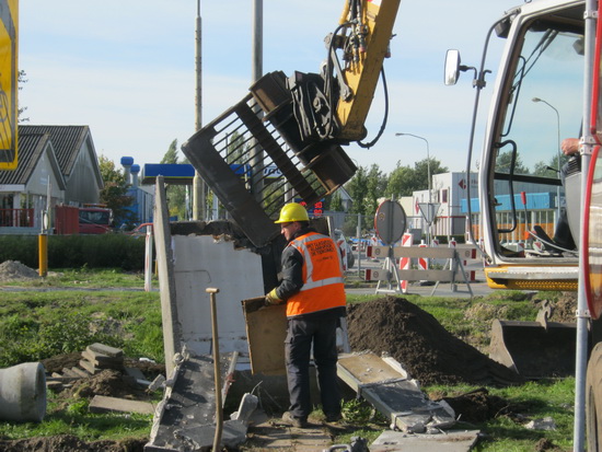 Ja hoor, logisch is het wel, je kunt anders geen ingrijpende veranderingen realiseren. Wat ik wel verwachtte, het weghalen van de glascontainers, is inmiddels ook gebeurd. D.w.z. ze zijn uit de grond gehaald en op een bult gegooid, wachtend op vervoer. (Nog geen beelden...)