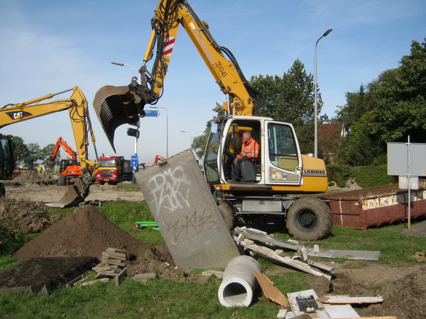 De foto's laten wel de grote grijperdichtheid op deze vierkante kilometer zien. Volop werkgelegenheid. Misschien moet Nederland meer tunnels aanleggen? Of wegen omleiden? Hoge bruggen bouwen? Ga door....