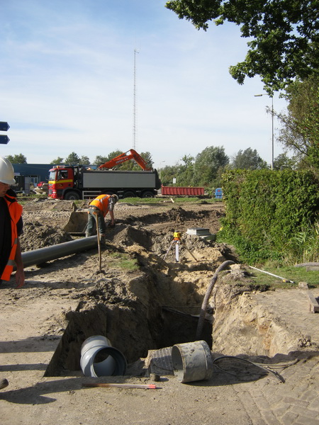 Even een paar meters terug naar het diepe gat in de laatste kromming van de Langestraat richting N355, inmiddels verleden tijd. Riolering? Het zat wat tegen, kon je zien aan de gezichten van de omstanders en merken aan het humeur van de werker in het gat....