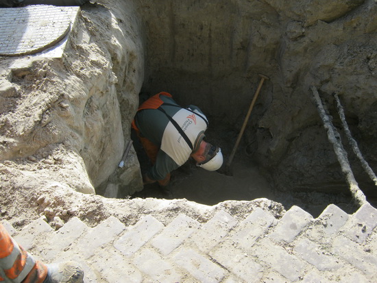Dit is de 25-euro-man die met zijn poseren intussen al heel wat moet hebben bijverdiend. Dat mag ook wel, als je zo in deze ongezonde diepte met tegenslag te kampen hebt...