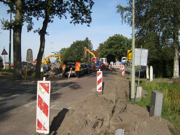 van zuid naar noord, de parallelweg in beeld. Links de tijdelijke aansluiting op de N355, geen bron van onverhuld plezier voor alle verkeersdeelnemers.