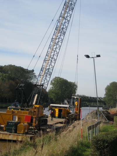 Hier wordt een stapel te korte profielplaten afgevoerd per vrachtauto...