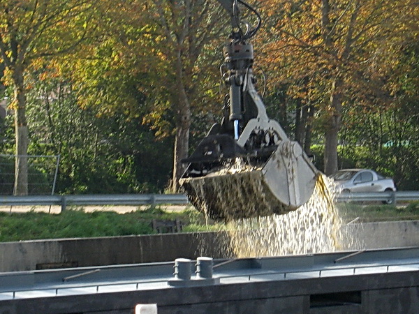 En nog steeds is Martens en Van Oord aan het baggeren en wordt de trouwe "Con Zelo" gevuld met waterige massa's.