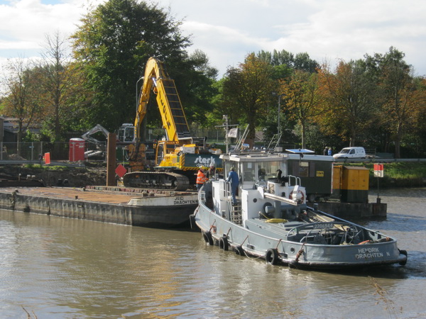 Inzoomen, is het wat duidelijker te zien. Wil ik het helemaal helder hebben, dan moet ik  naar de overkant en dat is voor dit moment een brug te ver...